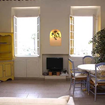 Apartman Very Charming On Port In A Short Walk To Palais With Aircon And Internet 411