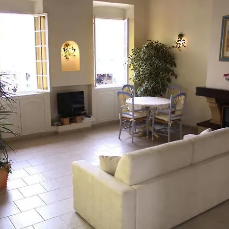 Charming Port View Studio: Steps From Palais, Apartment *