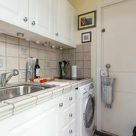 Charming Port View Studio: Steps From Palais, Apartment *