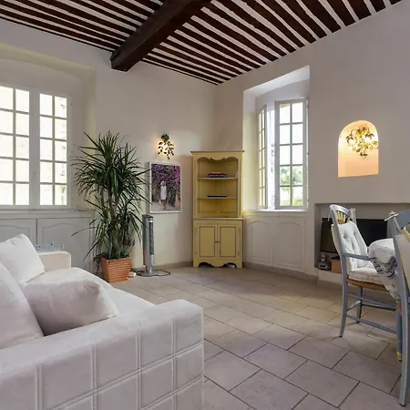 Apartment Charming Port View Studio: Steps From Palais,