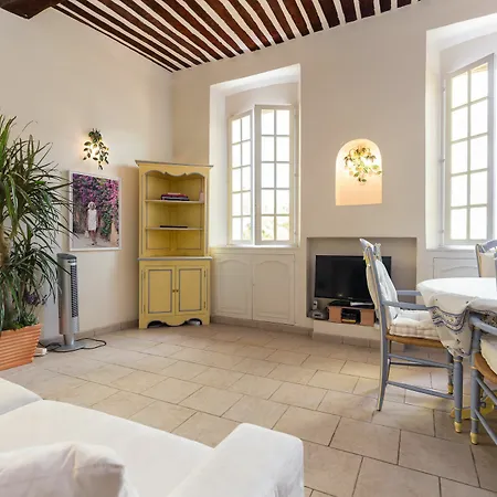 Charming Port View Studio: Steps From Palais, Apartment
