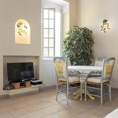 Apartman Very Charming On Port In A Short Walk To Palais With Aircon And Internet 411
