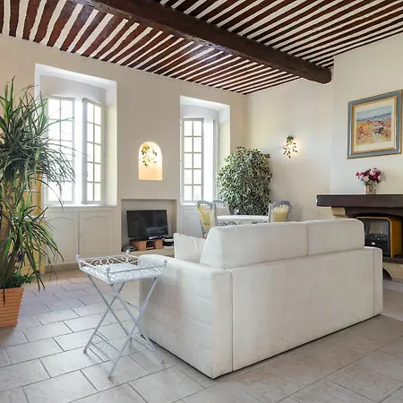 Charming Port View Studio: Steps From Palais, Apartment